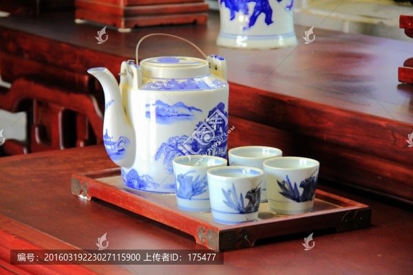青花瓷茶壺