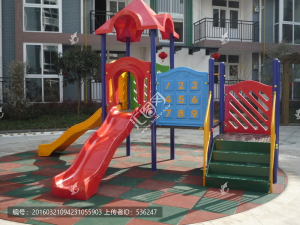 公園滑梯