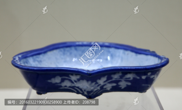 清代藍(lán)底白花水仙盤