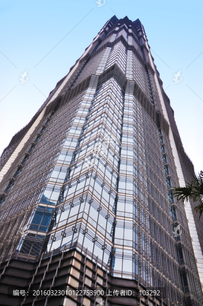 仰拍上海金茂大廈