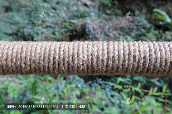 麻繩纏繞的桿子