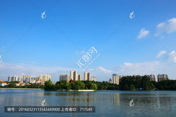 藍天白云城市風光