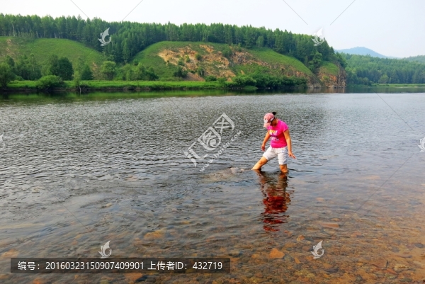 河水中戲水的女人