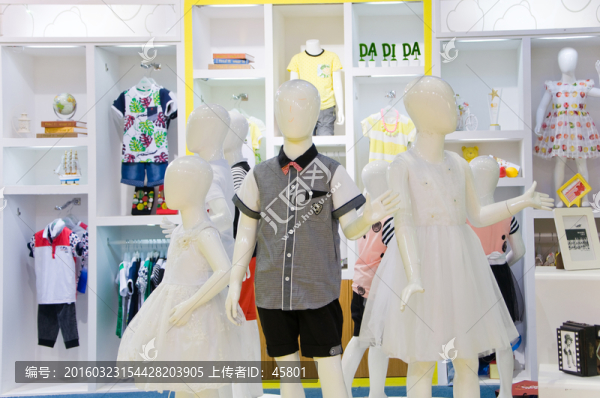 兒童服裝店櫥窗
