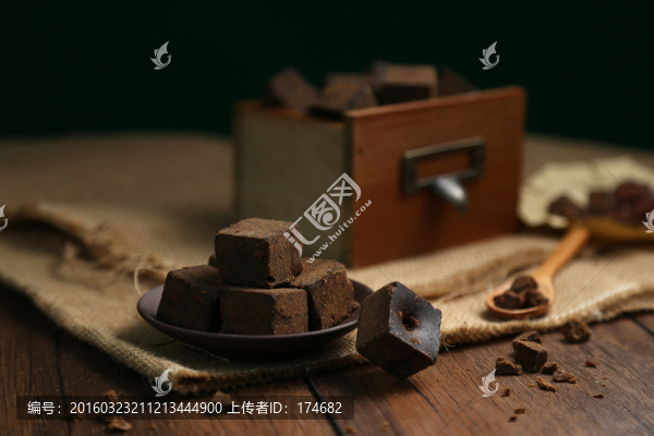 木盒和碟子中的紅糖塊