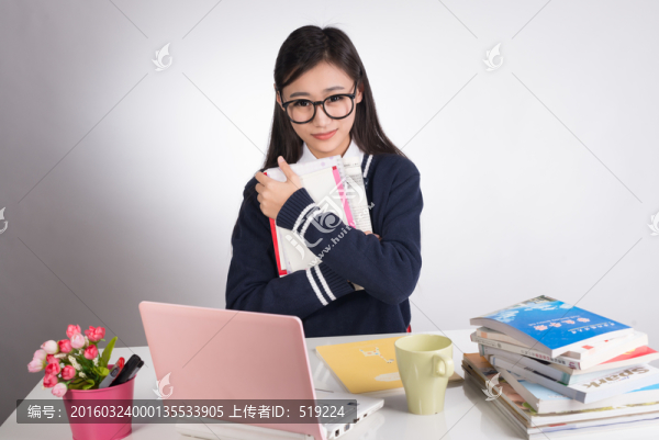 懷抱書本的女學(xué)生