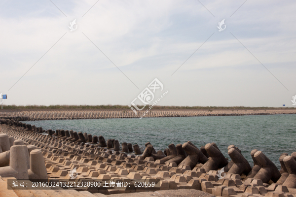 海邊堤壩