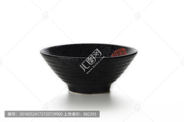 一個黑色陶瓷飯碗