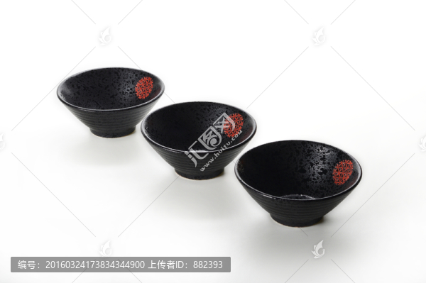 三個(gè)黑色陶瓷斗笠碗