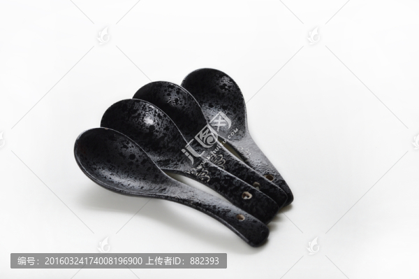 一排黑色陶瓷湯勺