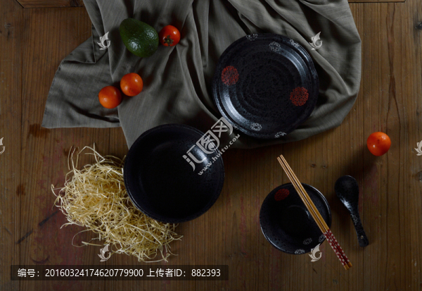 黑色陶瓷餐具套裝頂視圖