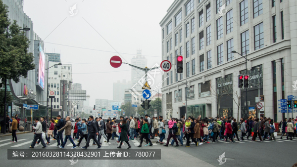 匆忙過馬路的人群