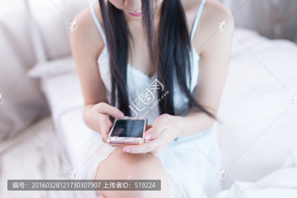 正在使用手機的女孩