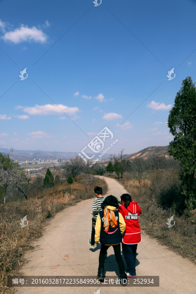 上學(xué)路上