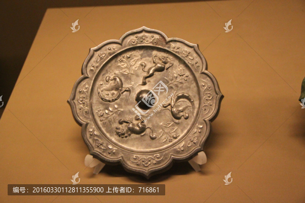 唐,嵌銀瑞獸紋菱花,銅鏡