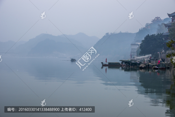 嘉陵江畔的漁船
