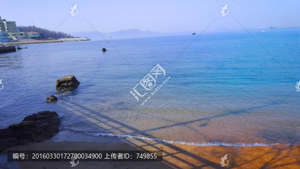礁石海邊