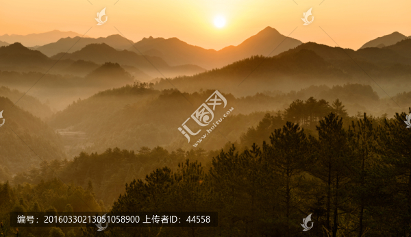 群山日出