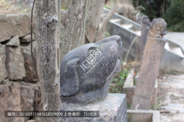 狗頭雕塑
