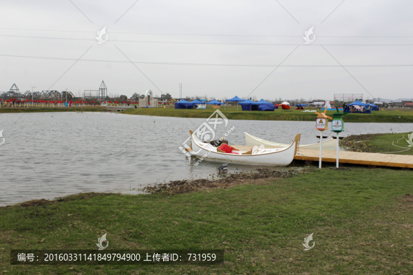 湖邊小艇