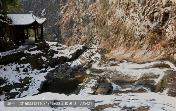山間雪景