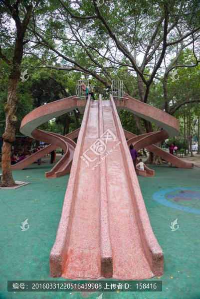 滑梯