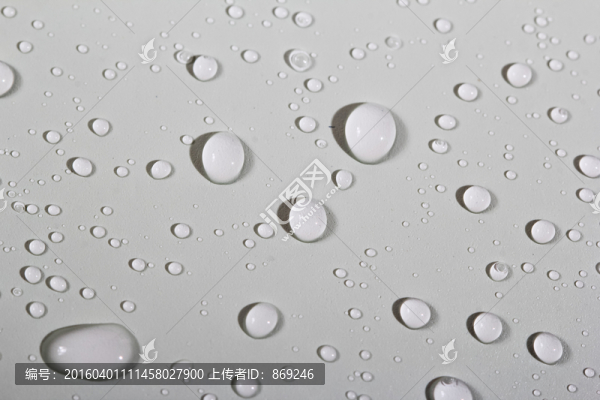 灰色背景水滴