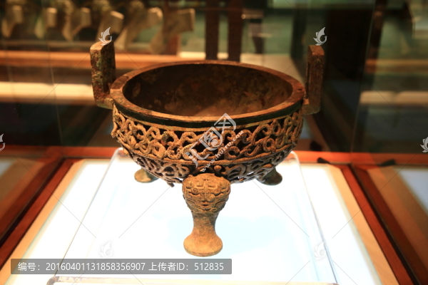 蟠蛇紋鏤空鼎