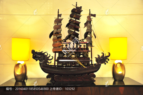 精美龍舟木雕