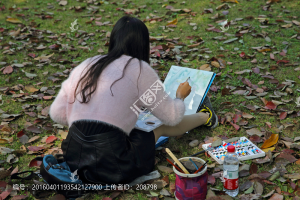 寫生的美女