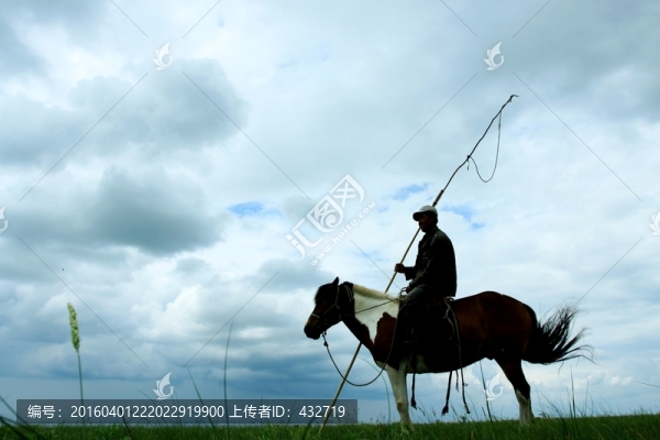 騎馬的蒙古族牧民