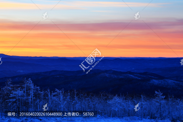 林海雪原山巒暮色