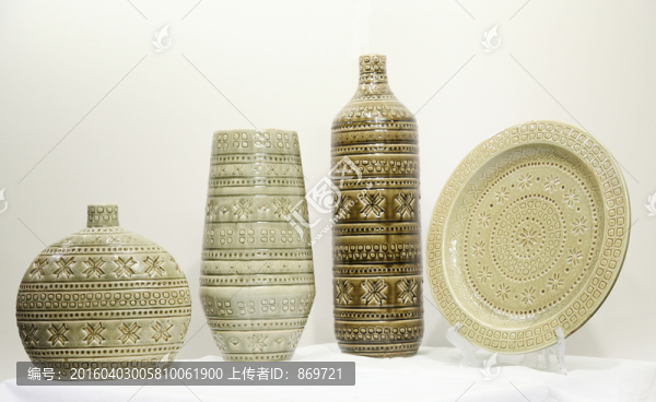復(fù)古花瓶和盤子