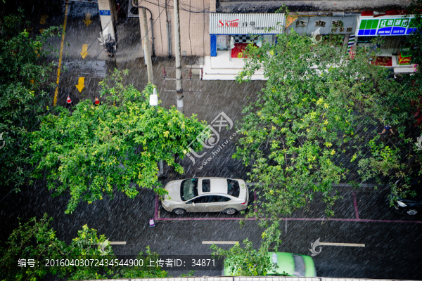 暴雨