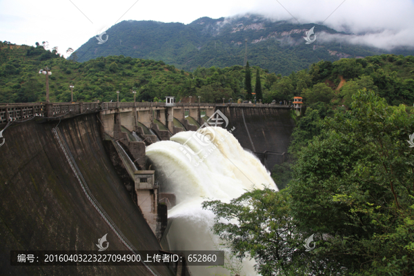 電廠泄洪