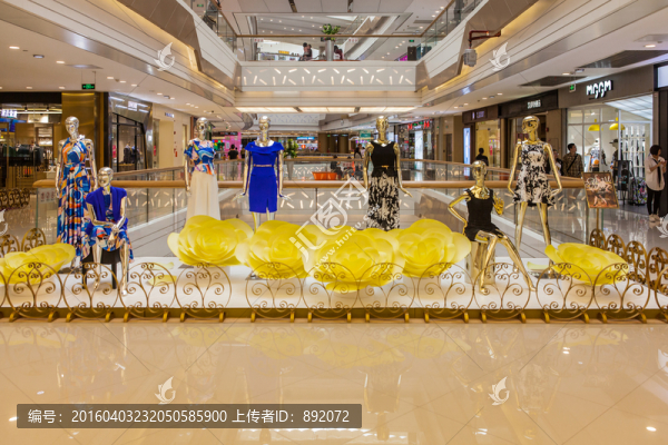 商場服裝陳列,中庭