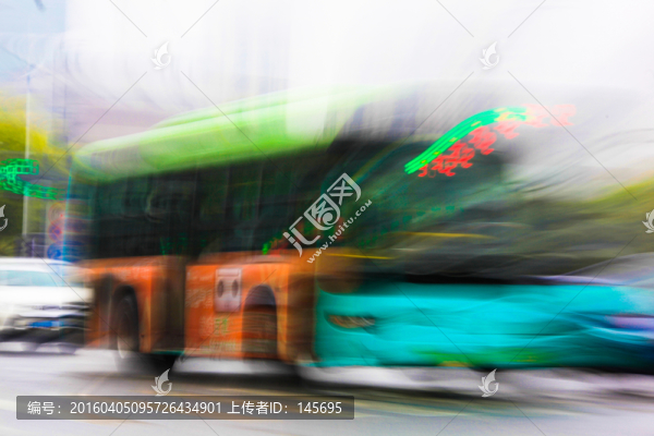 行駛中公交車