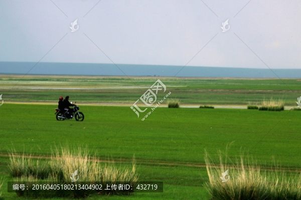 春季草原騎摩托的蒙古族