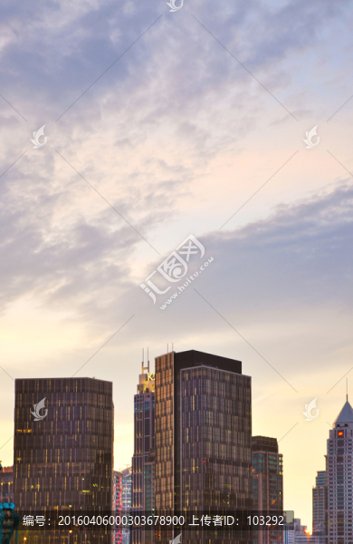 霞光下的城市大廈建筑