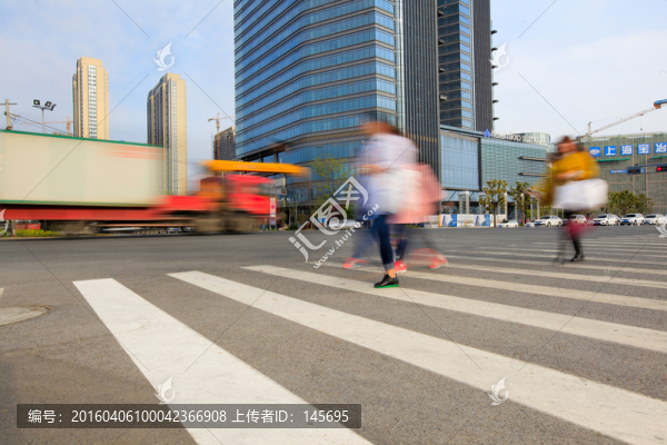 過(guò)斑馬線的人