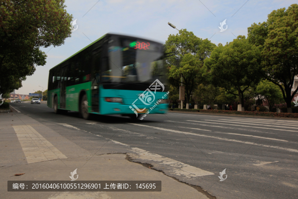行駛中公交車