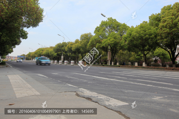 行駛中小汽車