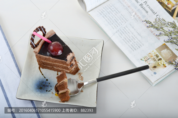 一碟美味的巧克力蛋糕切件