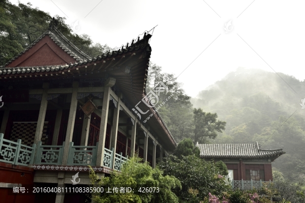 山中云霧廟宇