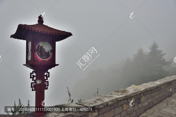 山路上的燈