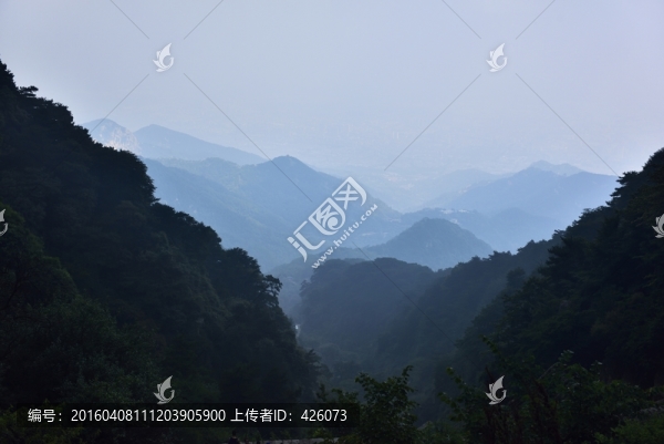 崇山峻嶺