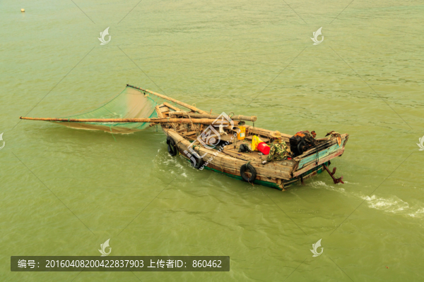 漁船抓小魚