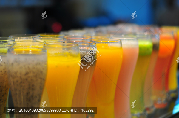 各種新鮮現(xiàn)榨果汁