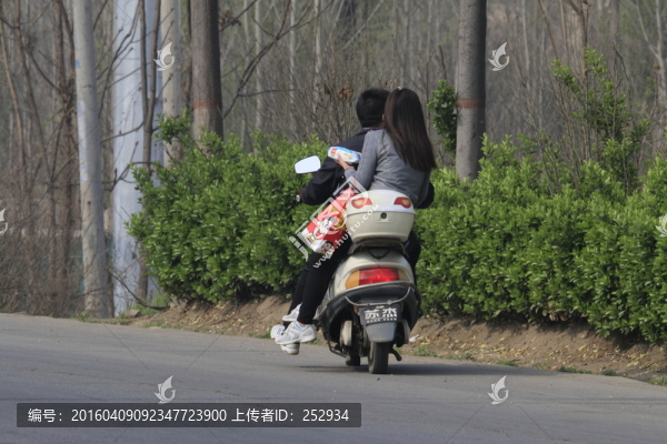 騎摩托車的小情侶