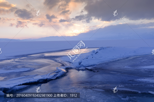 冰湖